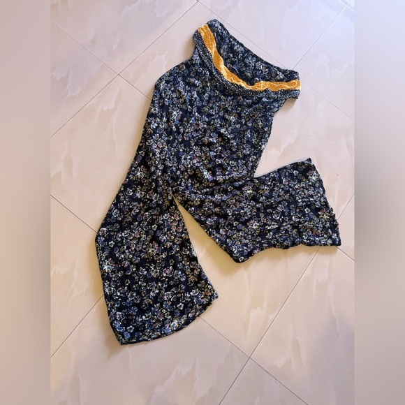 Floral Wide-Leg Pants with Yellow Trim MUDD STRAPPLES BLACK FLORAL JUMPSUIT - Picture 15 of 16